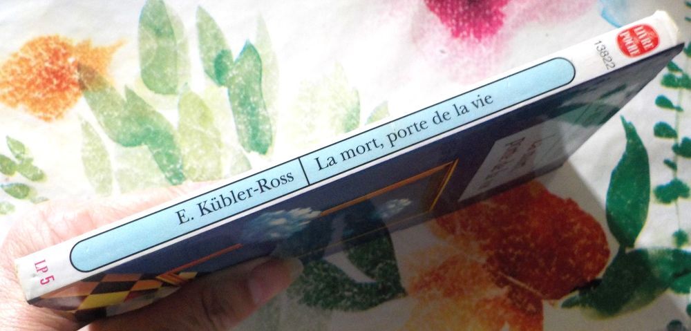 LA MORT, PORTE DE LA VIE par E. KUBLER-ROSS Ed. Poche Livres et BD