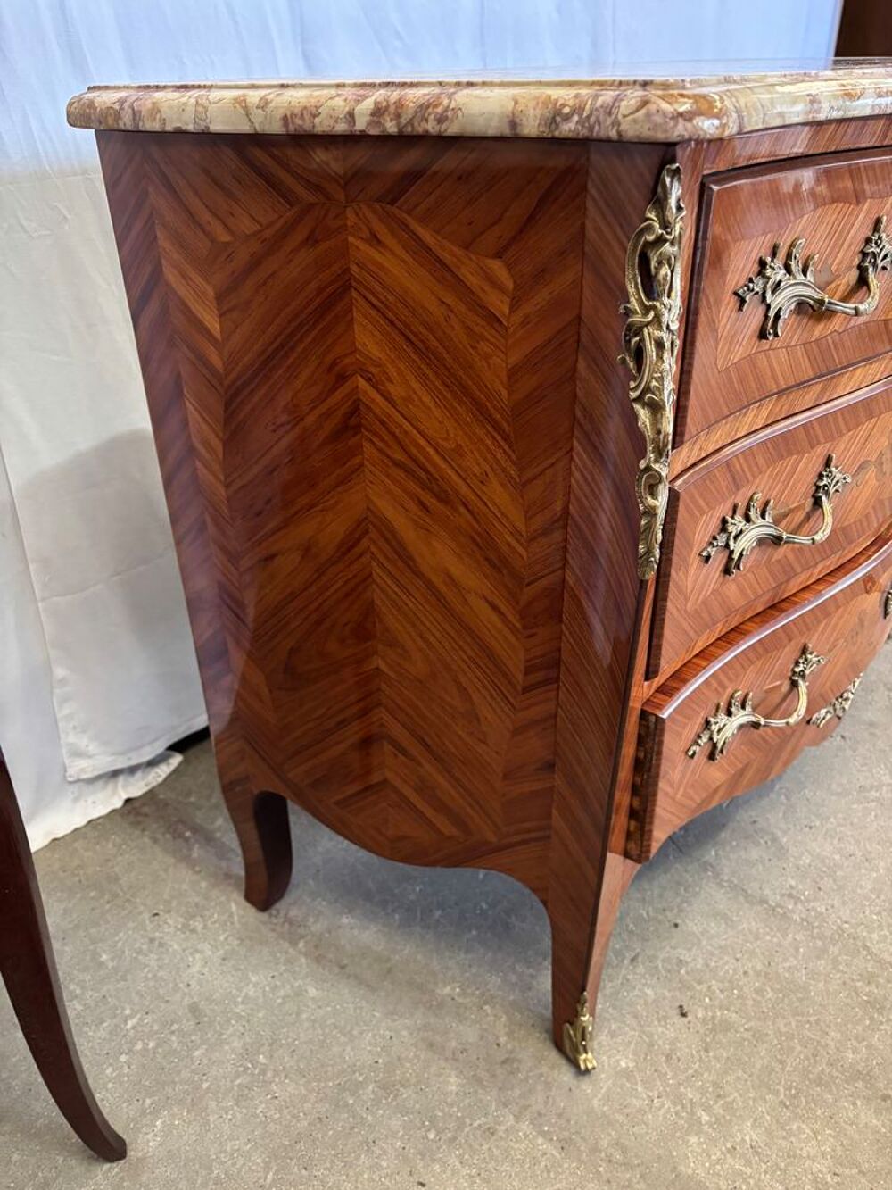 Ensemble Louis XV ? Commode galb&eacute;e &amp; paire de chevets Meubles