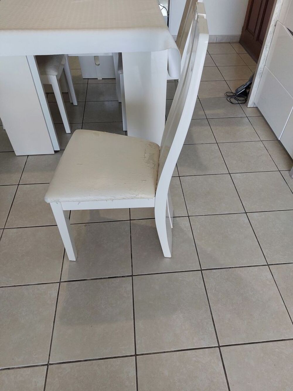 LOT DE 4 CHAISES EN BOIS LAQUE BLANC . Meubles