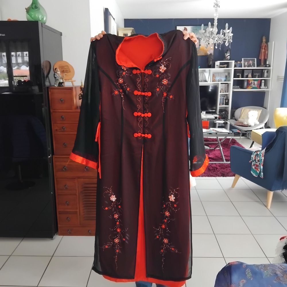 Robes, perruques, bijoux fantaisie et accessoires Vêtements