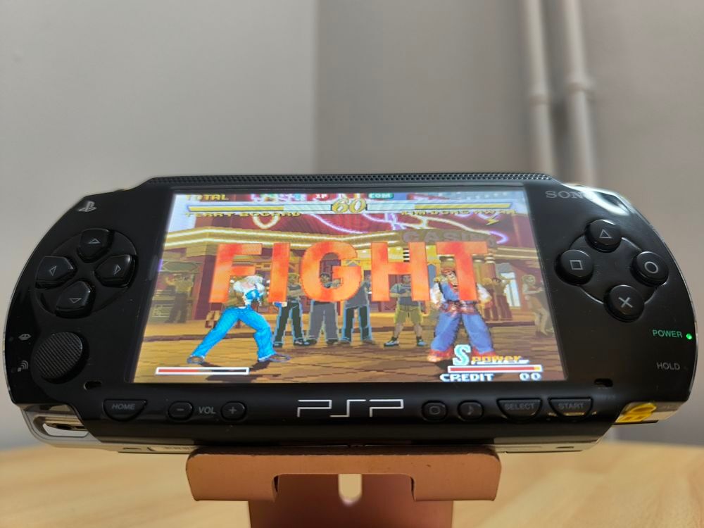 PSP-1004 + 3 jeux physiques + &eacute;mulation arcade r&eacute;tro Consoles et jeux vidos