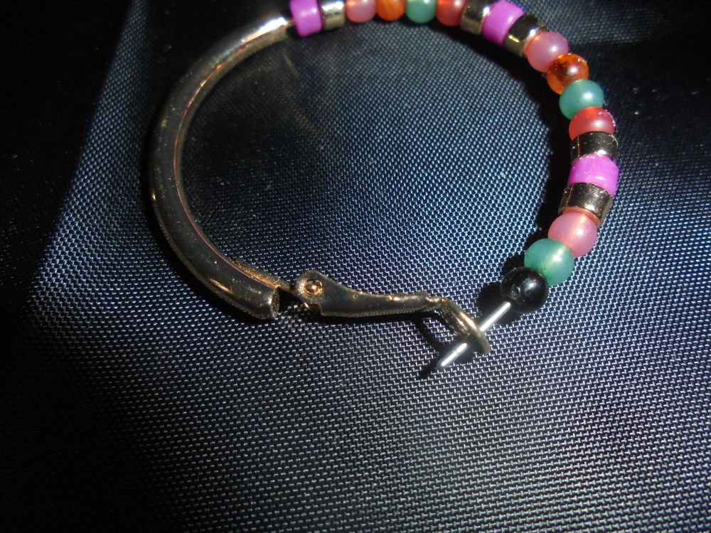 boucles d'oreilles , m&eacute;tal dor&eacute; , perles de couleur Bijoux et montres