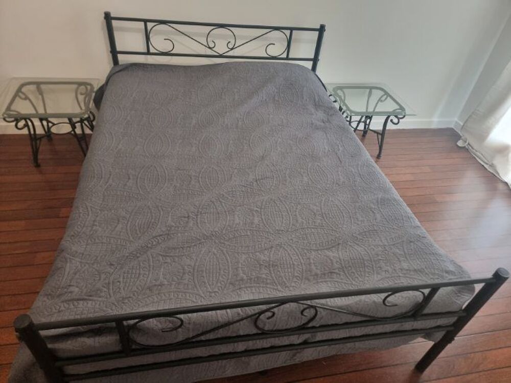 Lit, matelas et 2 tables de chevet Meubles