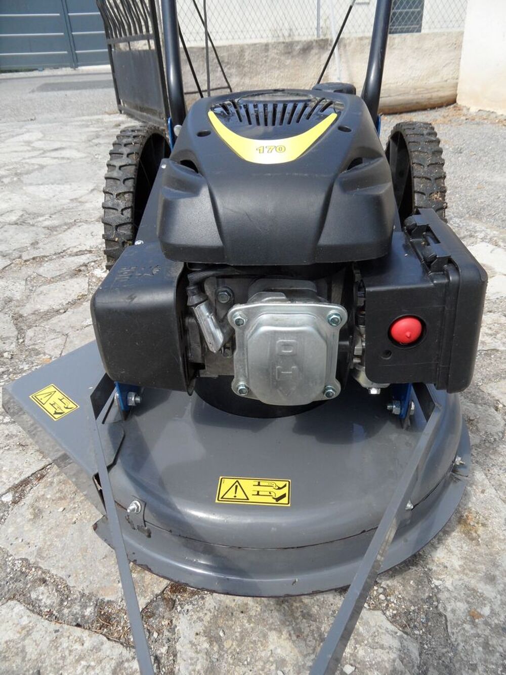 Tondeuse D&eacute;brousailleuse tract&eacute;e , quasi neuve Staub SD517 Jardin