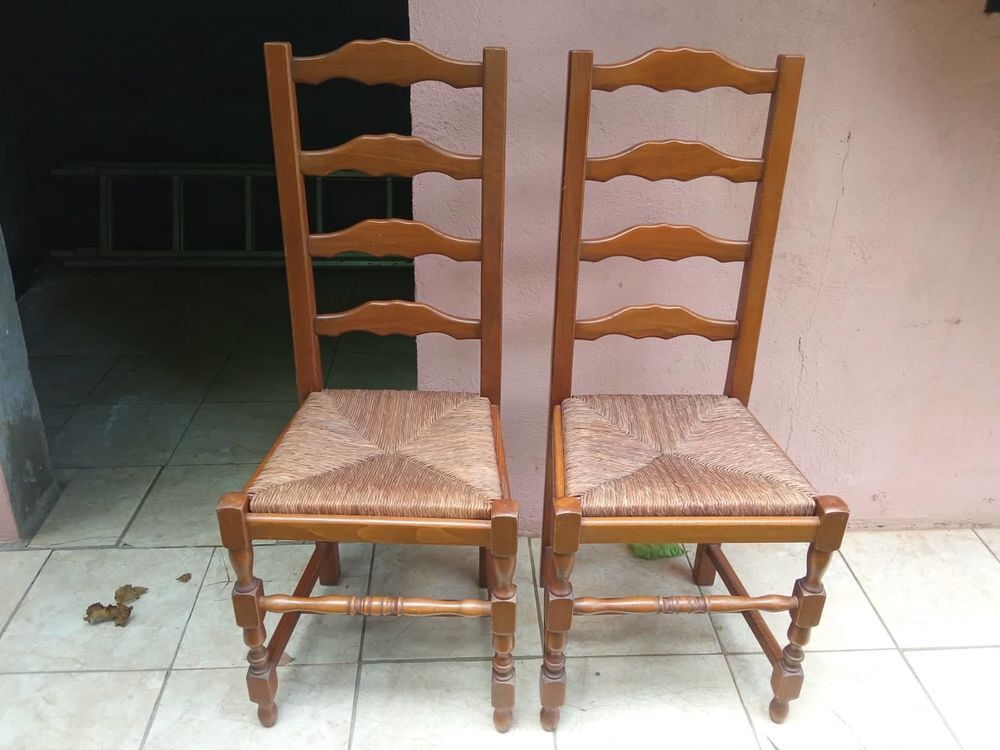 DEUX CHAISES EN PAILLE ET BOIS. Meubles