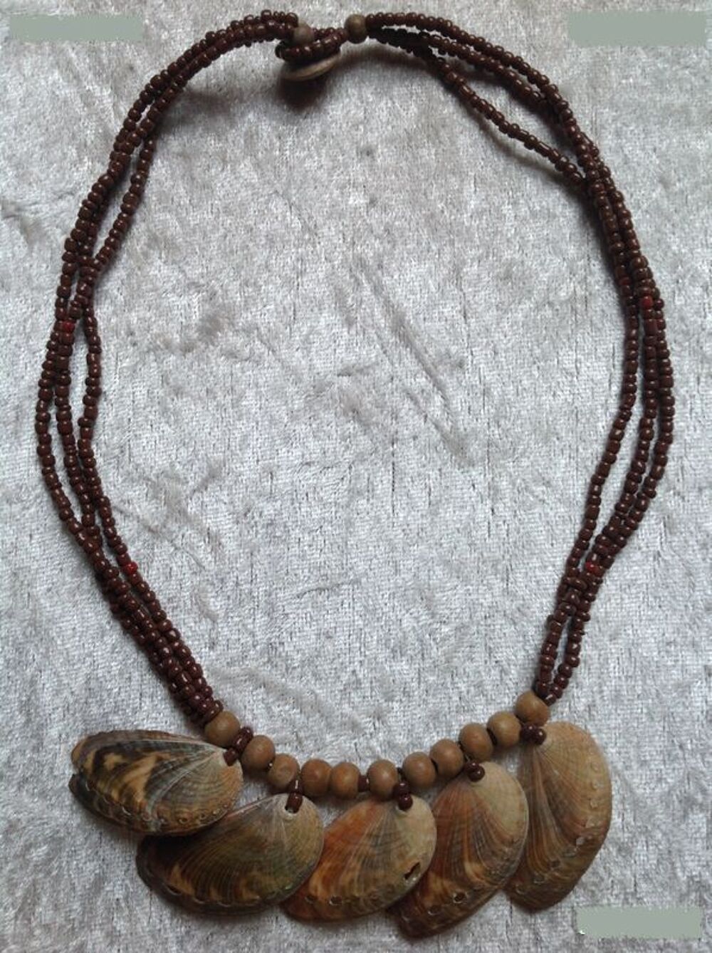 COLLIER ORIGINAL 3 RANG&Eacute;ES DE PERLES et 5 ORMEAUX Envoi Poss Bijoux et montres