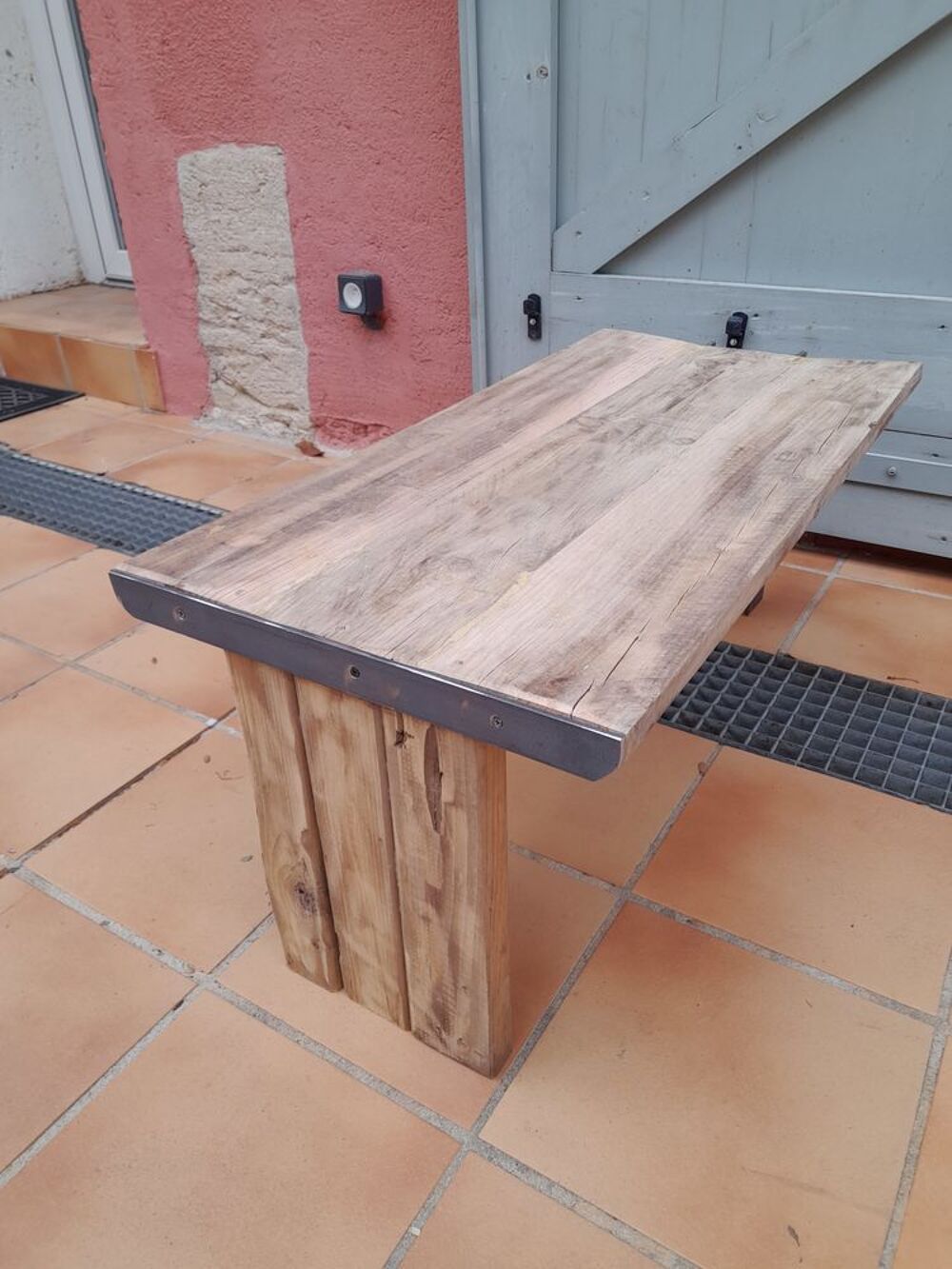 1 table basse brutaliste Meubles