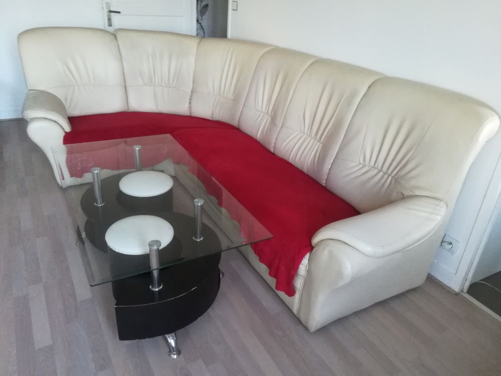 Canap&eacute; et table basse avec poufs Meubles