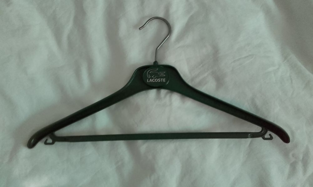 Cintres vintage KWAY et Lacoste
Meubles