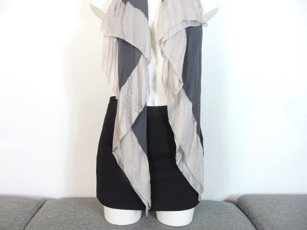 Foulard/ Echarpe Pliss&eacute; Gris et Ecru avec son Noeud Vêtements