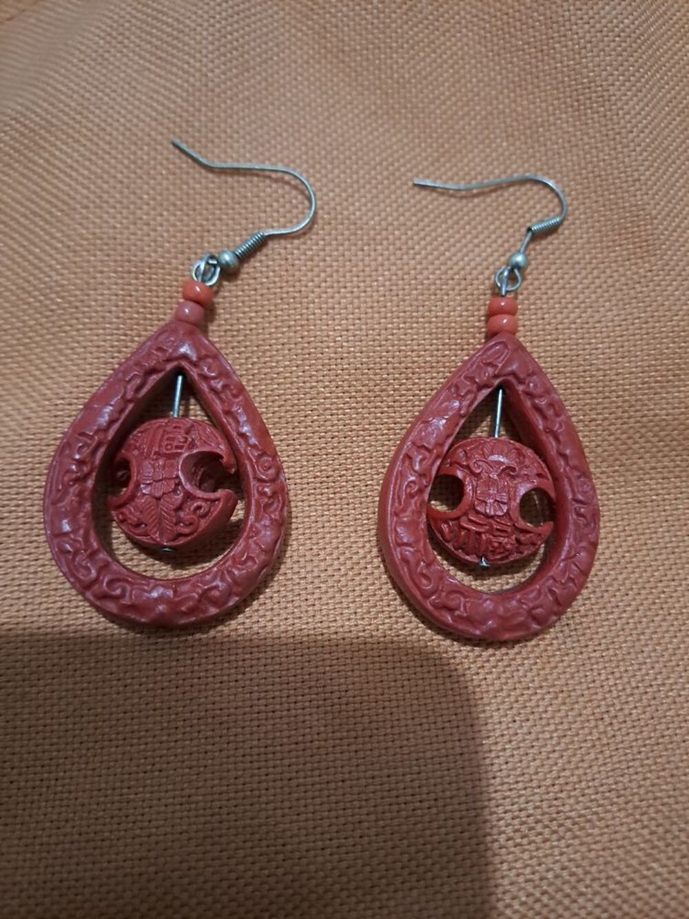 Des boucles d'oreilles Bijoux et montres