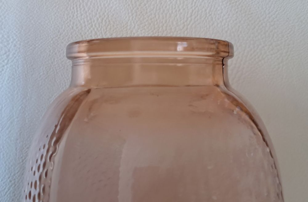 vase en verre moul&eacute; couleur rose avec reflets ambr&eacute; Décoration