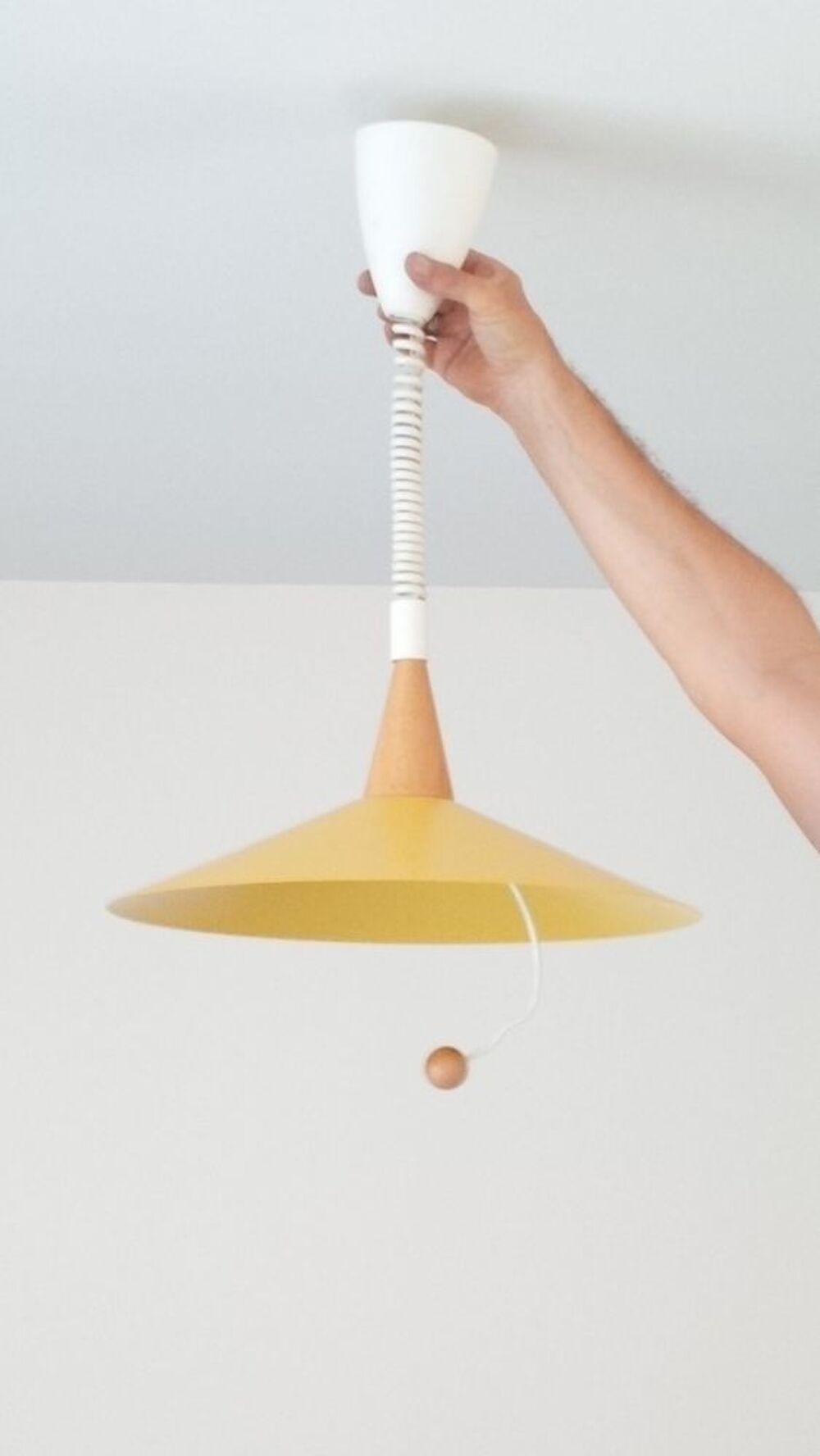 ABAT-JOUR EN ACIER LAQUE AVEC BOULE BOIS DESIGN Décoration