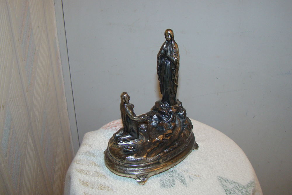 Ancienne statuette Apparition de Notre-Dame de Lourdes
D�coration