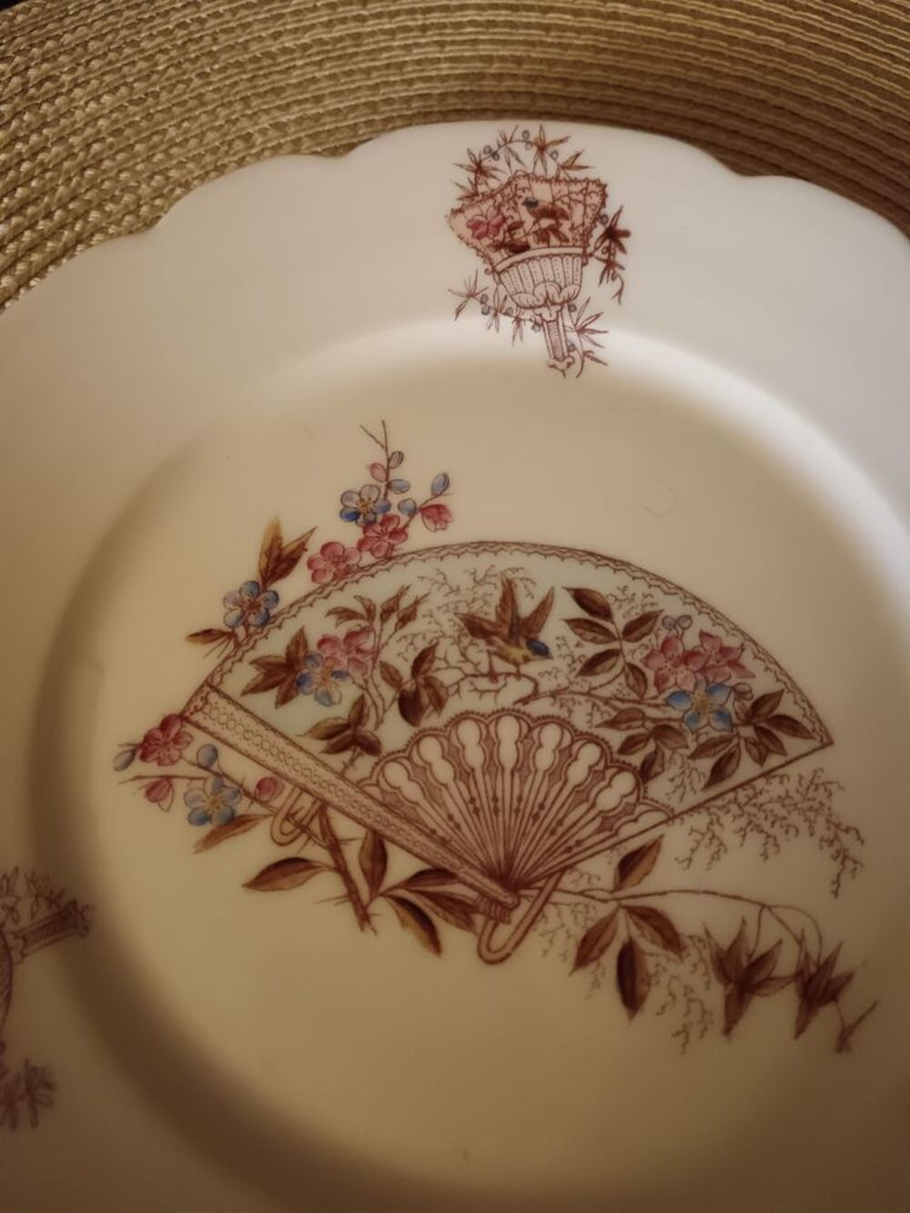 10 assiettes anciennes et une coupe sur pied en porcelaine Cuisine