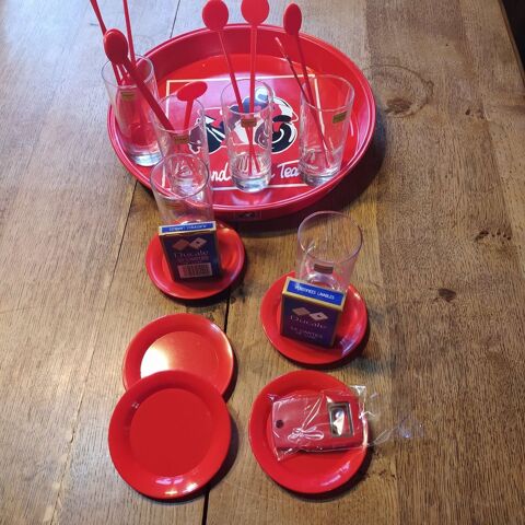 set à Apéritif Rouge Neuf (encore emballé) 40 Laon (02)