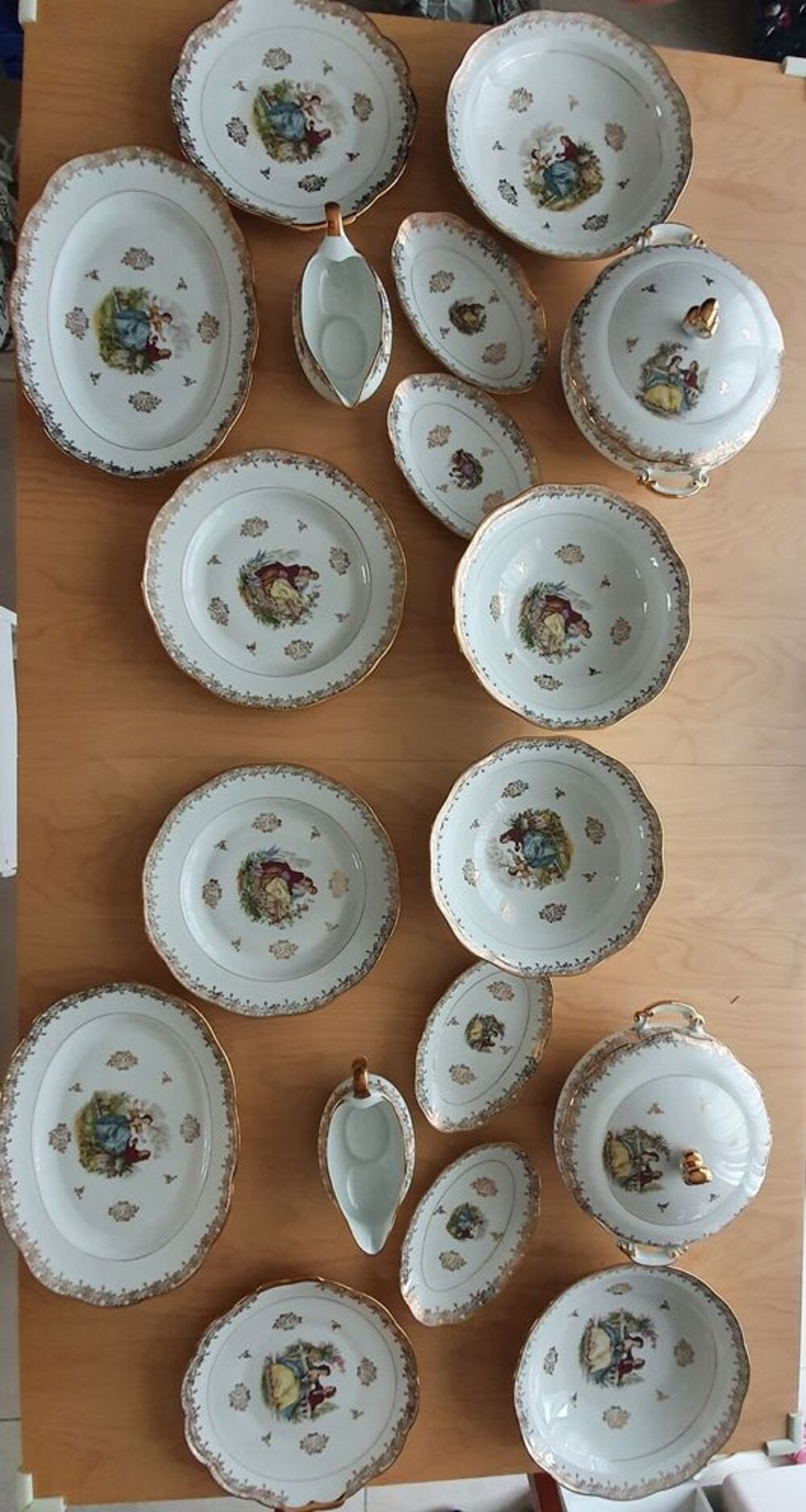 Service porcelaine v&eacute;ritable JV mod&egrave;le Watteau 
