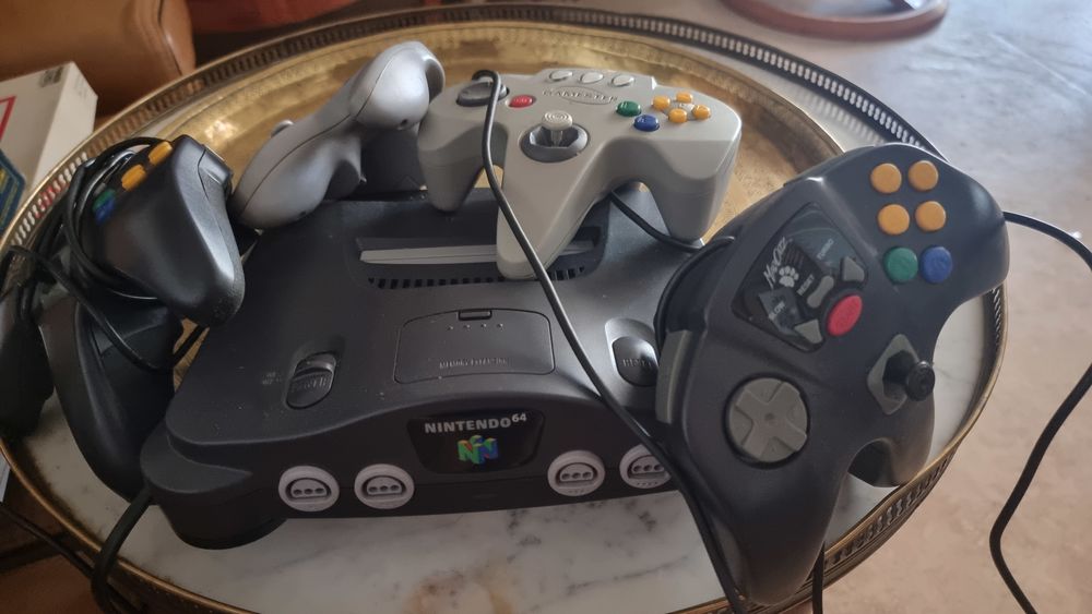 Nintendo 64, 4 manettes C&acirc;bles, 8 jeux inclus Jeux / jouets