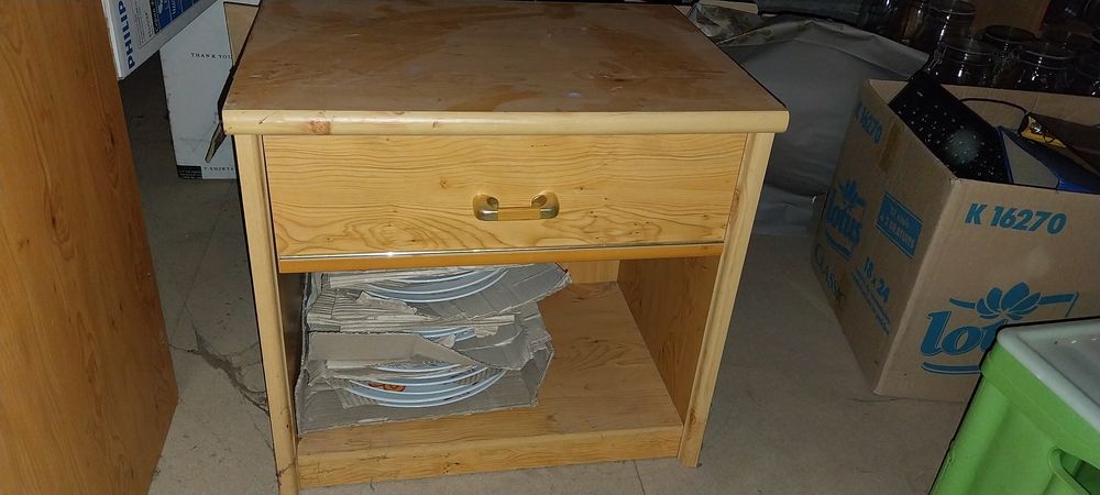 commode et une table de nuit ! Meubles