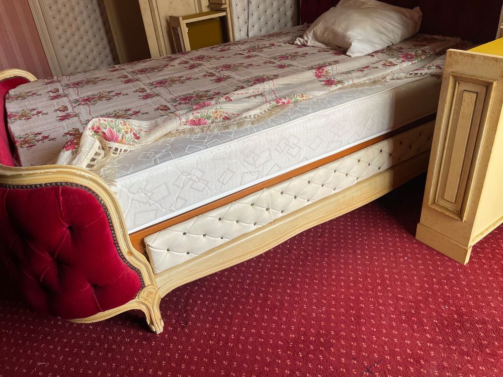 Chambre compl&egrave;te style Louis XV ? lit capitonn&eacute; et placards Meubles