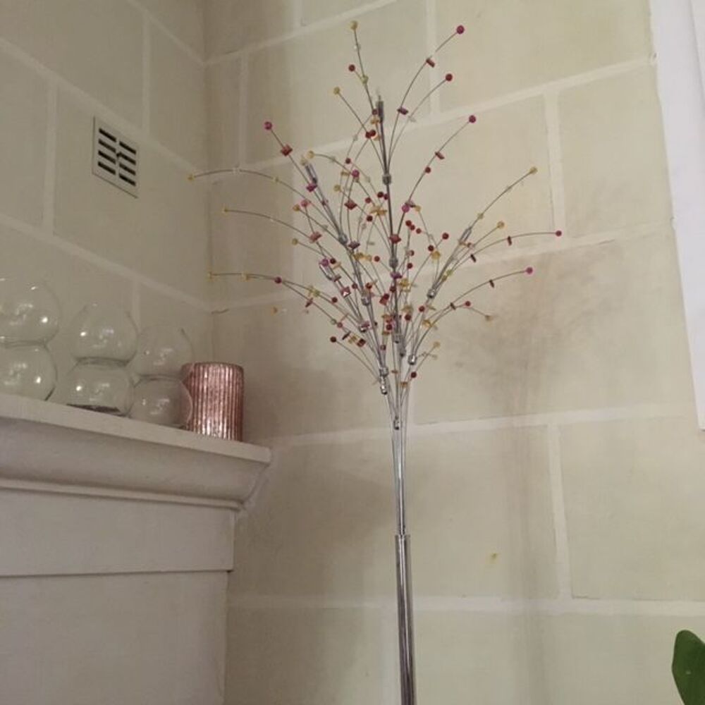 Lampadaire branches argent et perles multicolores Décoration