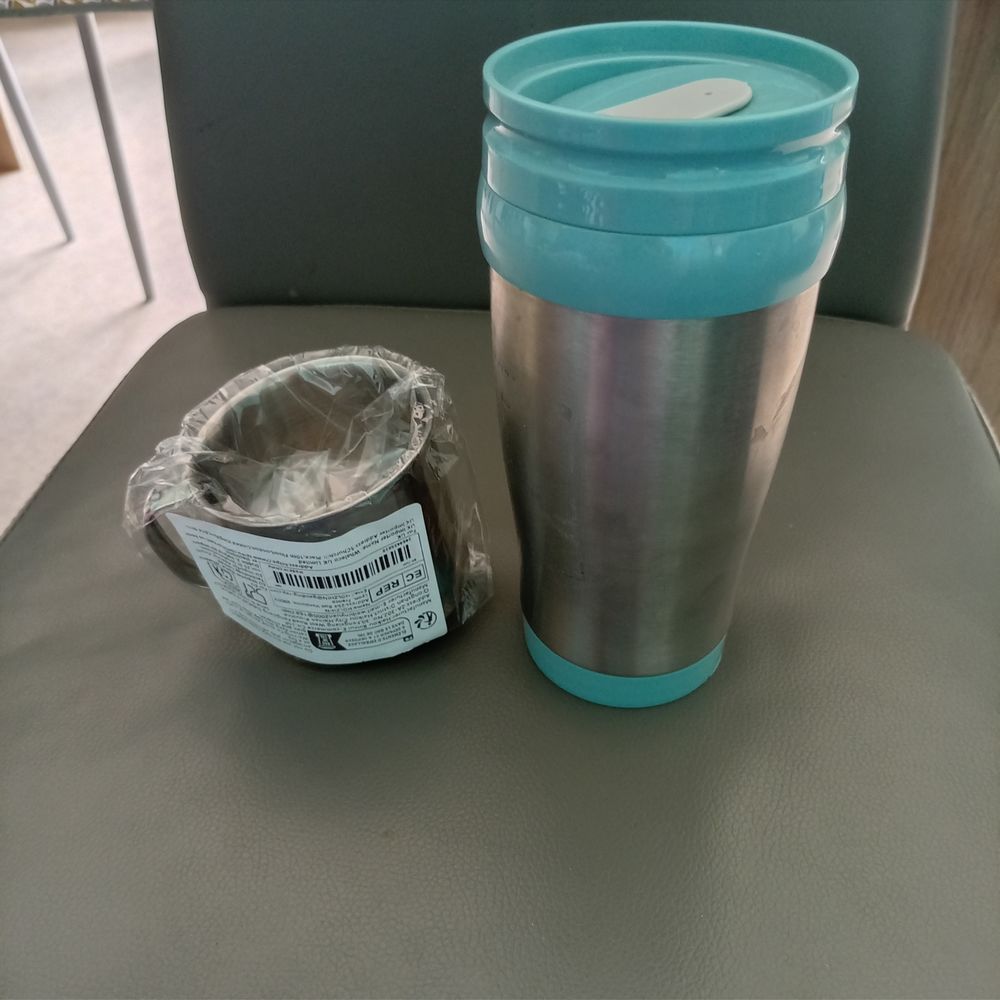 Gobelet isotherme inox et une tasse en inox Cuisine