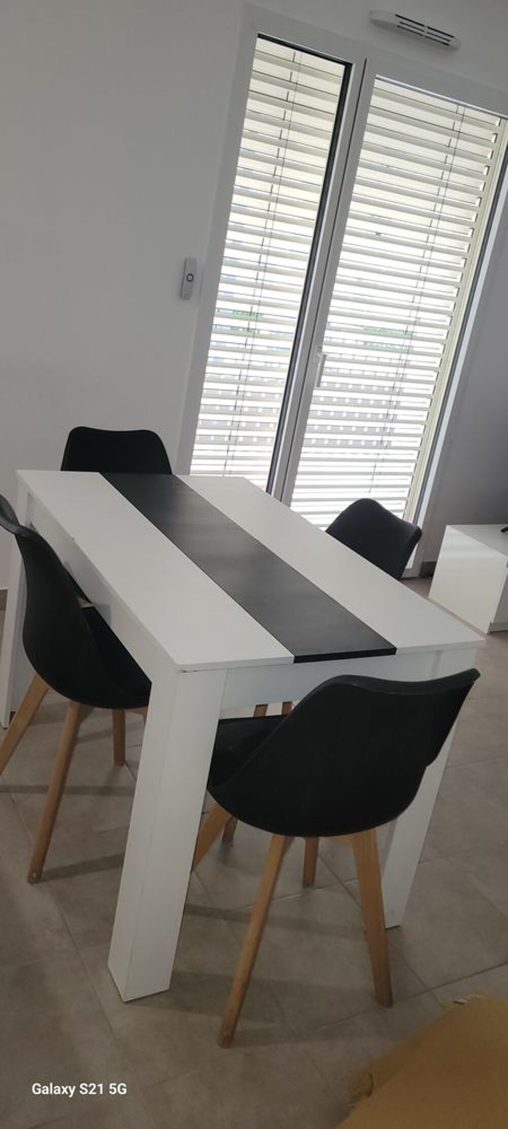 table &agrave; manger 4 personnes + 4 chaises Meubles