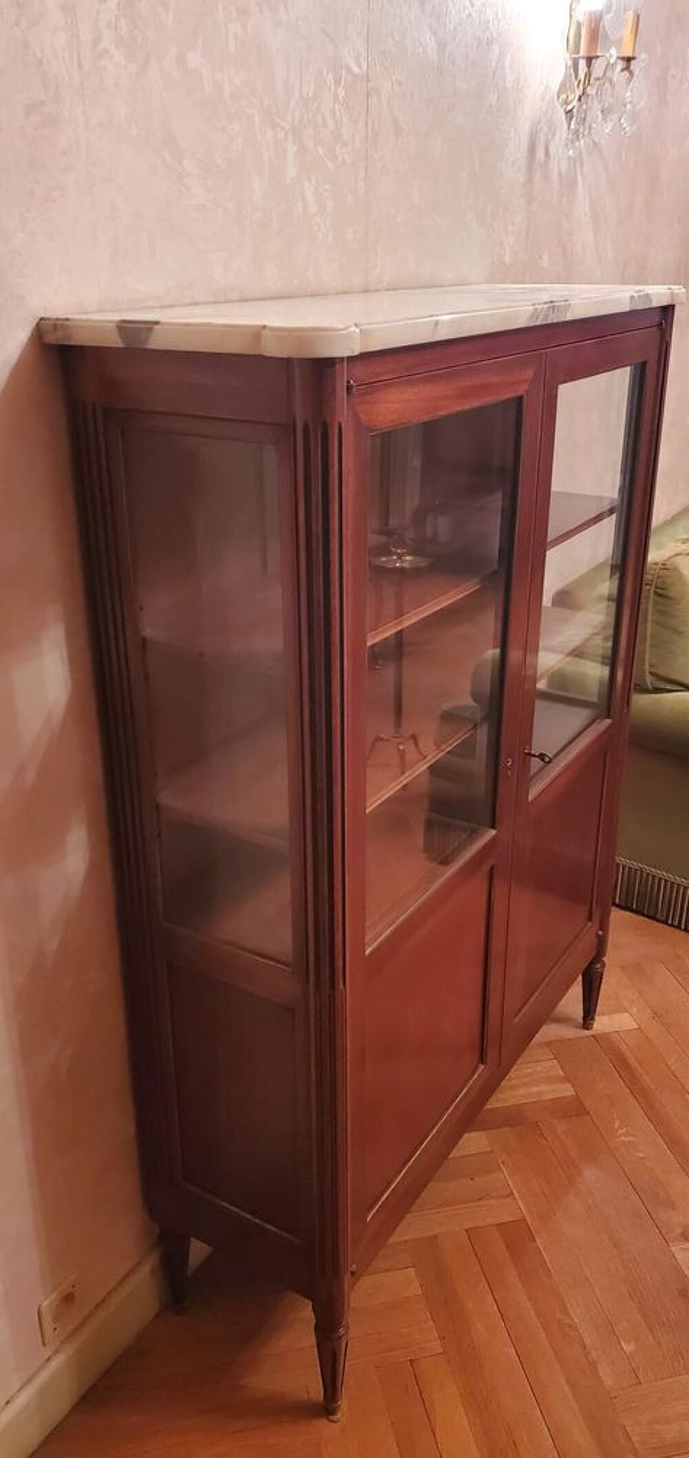 Meuble vitrine en bois et dessus marbre tr&egrave;s bon &eacute;tat Meubles