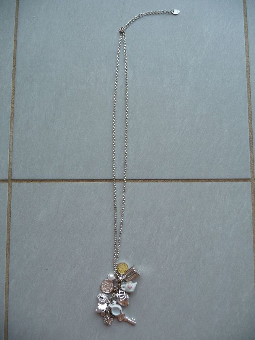 Collier avec 19 jolies breloques - Neuf Bijoux et montres