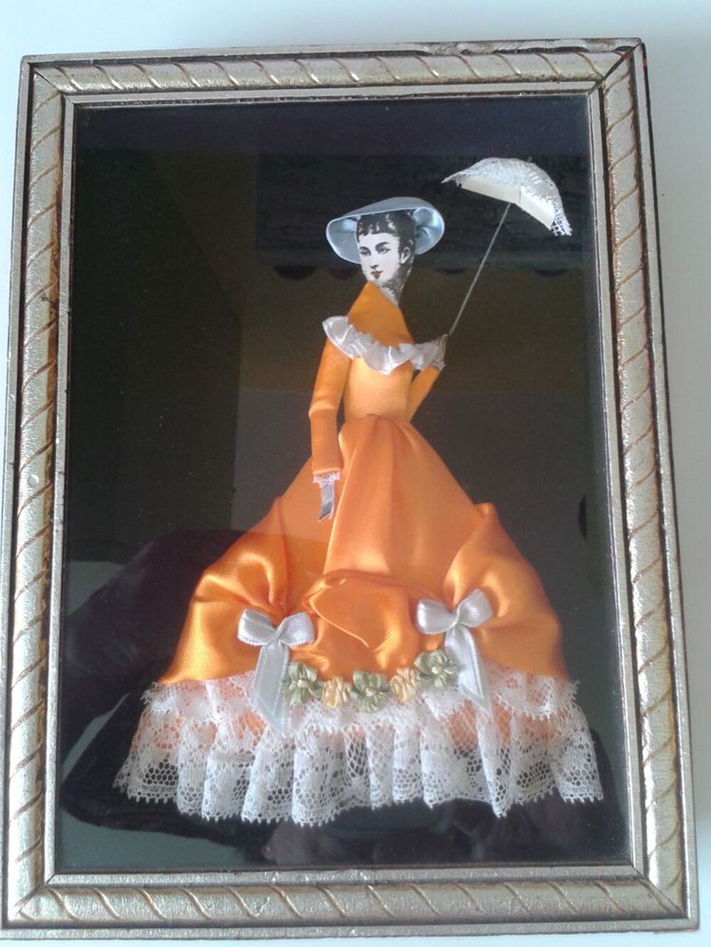 cadre dame habill&eacute;e tissu sous verre Décoration