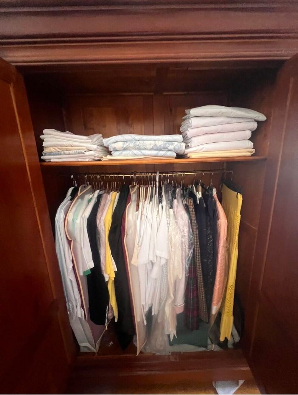 grand armoire en bois massif. excellent &eacute;tat Meubles