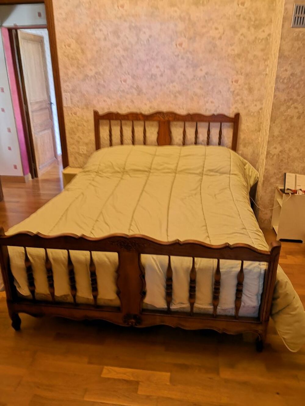 Armoire ling&egrave;re en merisier 
Meubles