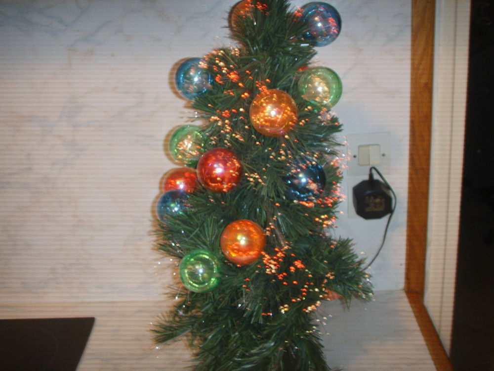 Arbre de Noel &agrave; fibres optiques scintillantes. Hauteur 60cm. Décoration