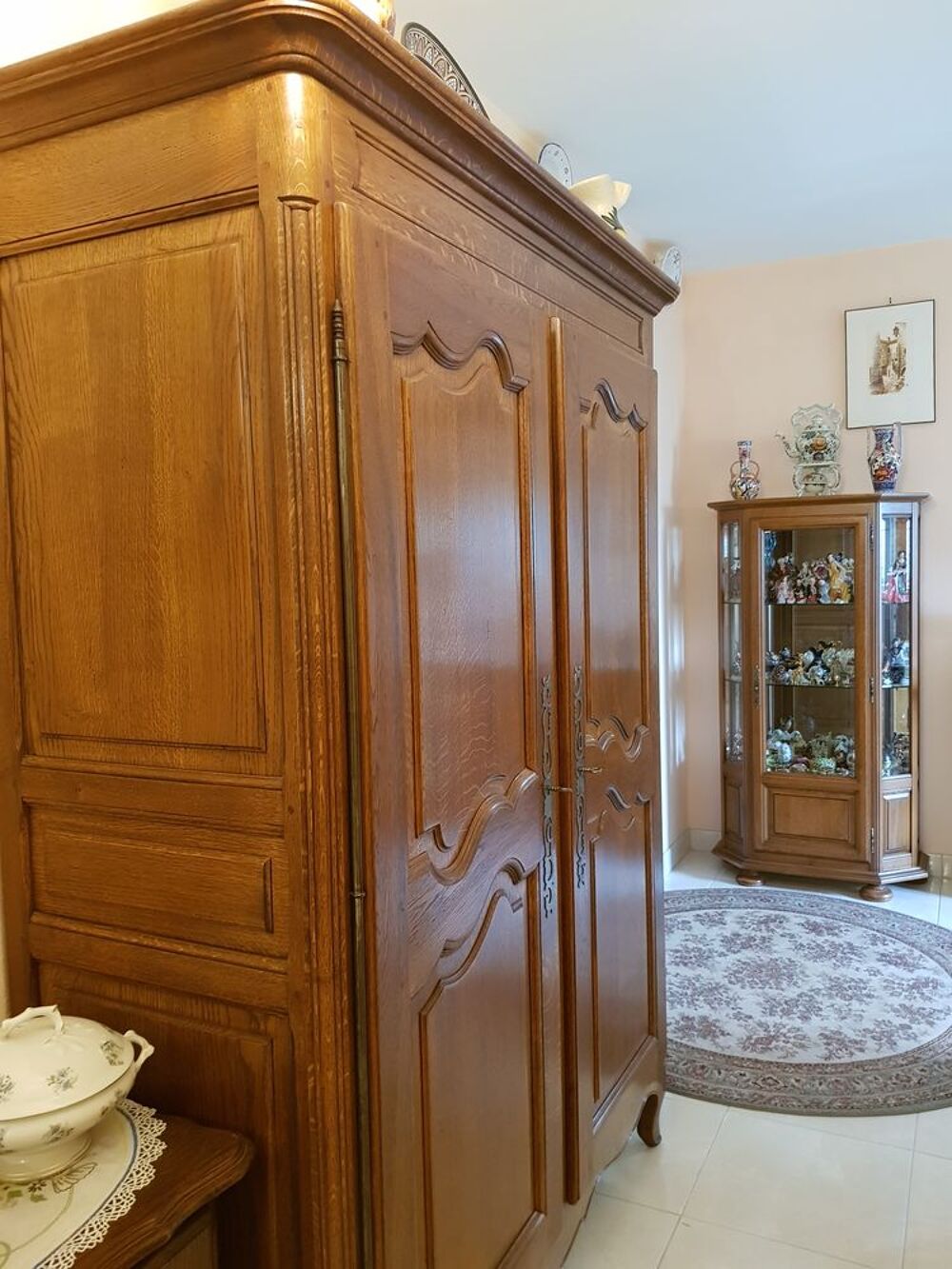 Armoires grandes et petites 
Couleur fonce claire blanc 
Meubles