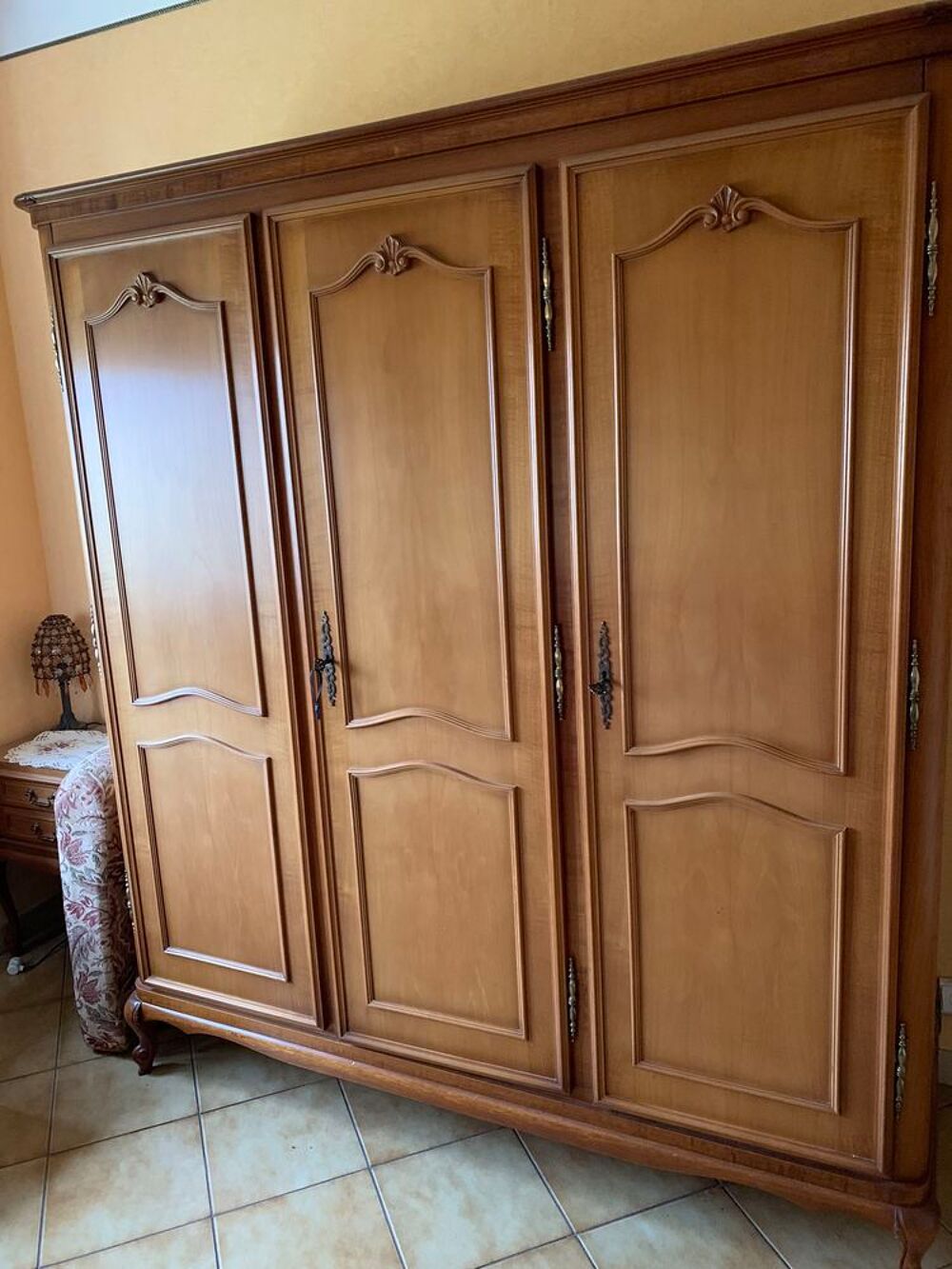 tr&egrave;s belle armoire et sa table de nuit Meubles