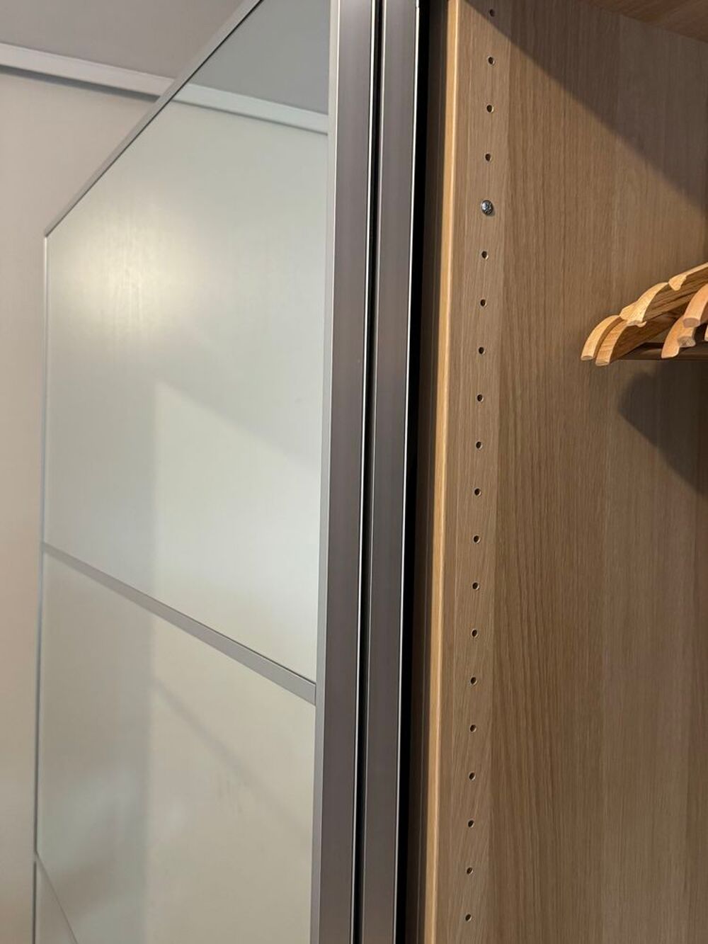 -Dressing ikea 200x200 en tr&egrave;s bon &eacute;tat + -2 portes alu. coulissantes (type miroir/ vert clair) Meubles