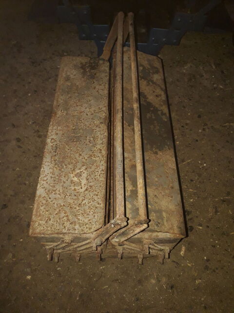 caisse à outil ancienne avec quelques outils 30 Sommereux (60)