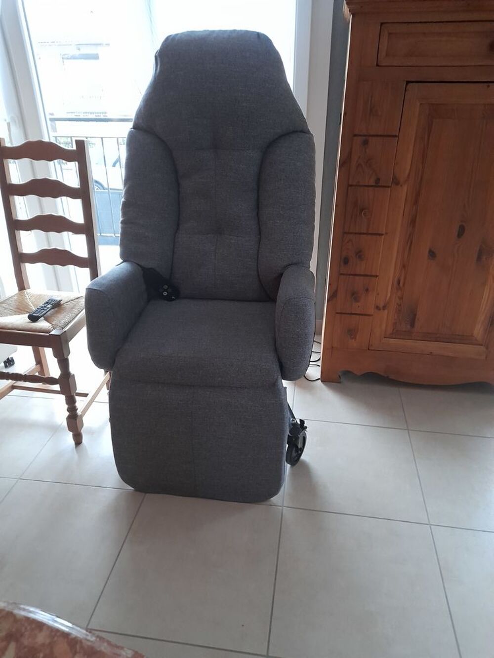 Fauteuil m&eacute;dical massant et inclinable quasiment neuf Meubles
