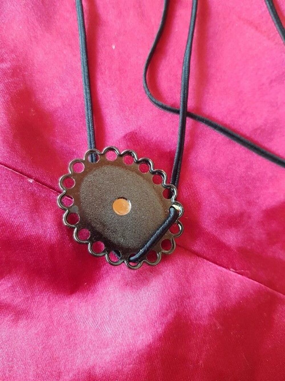 Collier pierre rouge monture couleur bronze neuf monter sur Bijoux et montres