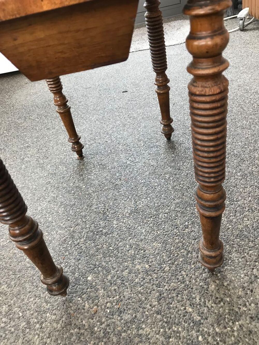 TABLE CHEVET A SECRETS- PIED TOURNES Meubles