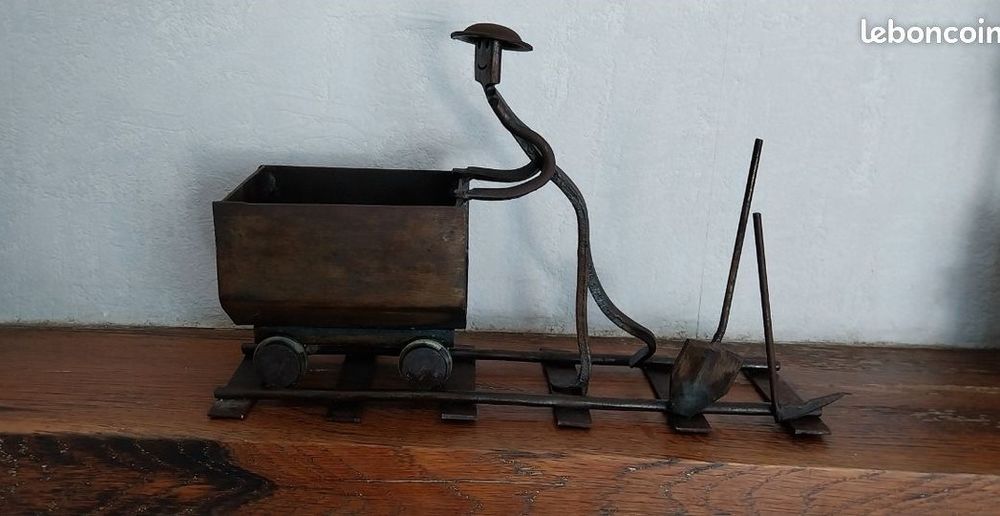 scupture de mineur poussant une berline de charbon 
