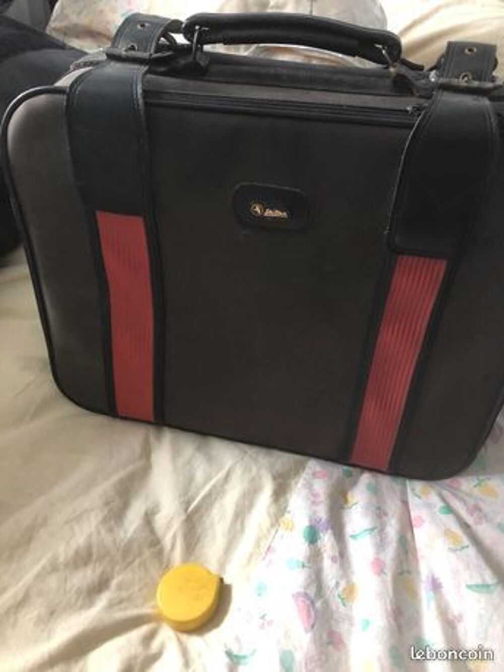 Petite valise en cuir Meubles