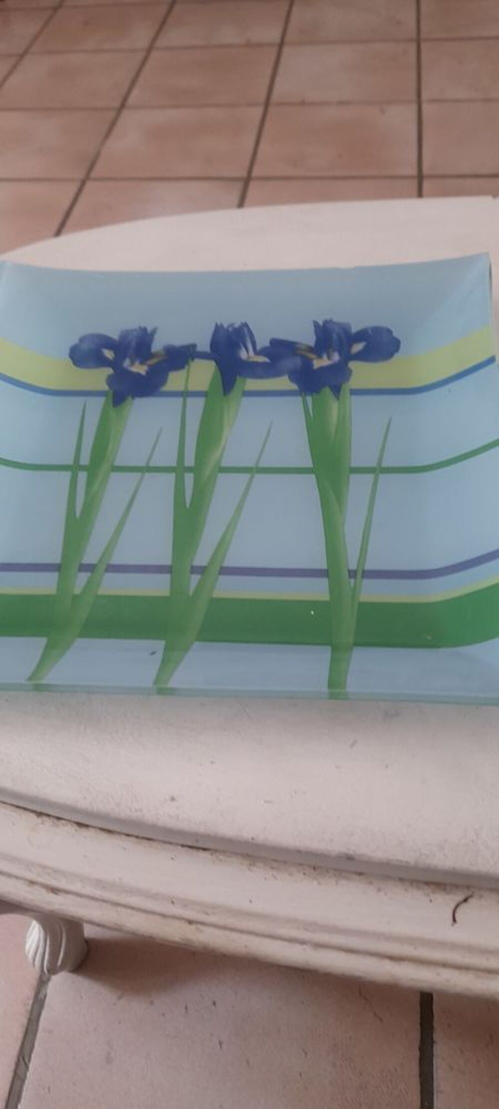 2 grandes assiettes ou plats en verre. Dcoration
