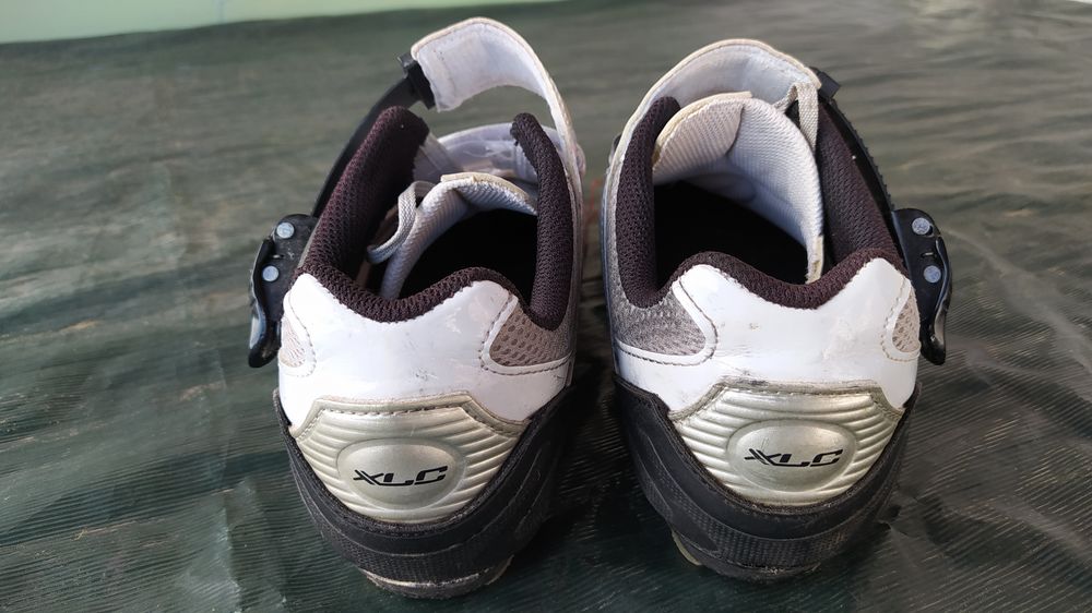 chaussure v&eacute;lo blanche et rouge Chaussures