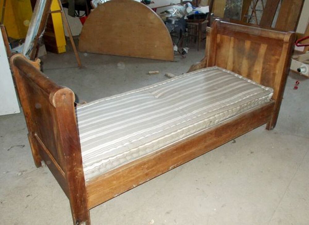 lit bateau en bois sur roulettes (brocante) Meubles