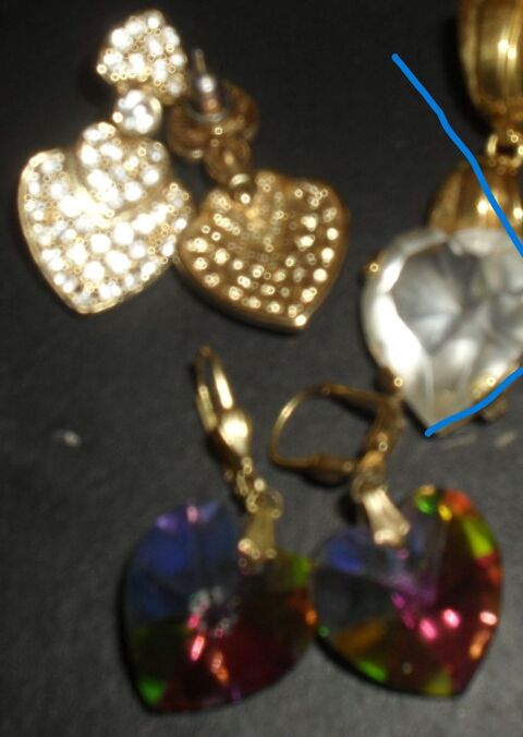 Lot de 2 paires de boucles d'oreilles thme c?urs. 15 Montreuil (93)