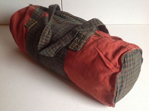 SAC ARTISANAL EN TISSU ROUGE ET VERT Envoi possible
6 Trégunc (29)