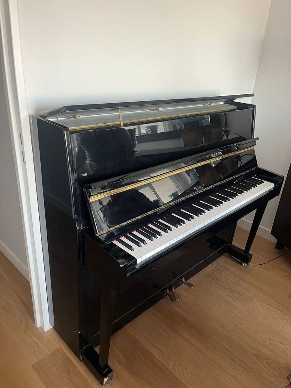 de piano droit PETROF 115 V1. Instruments de musique