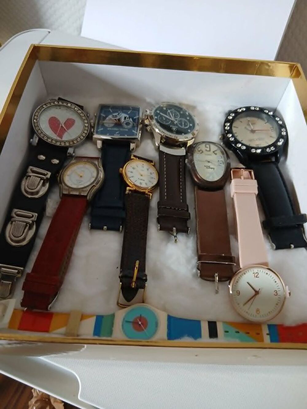  Lot de 20 montres styl&eacute;es diff&eacute;rentes, boite dor&eacute;e N&deg;1469 Bijoux et montres