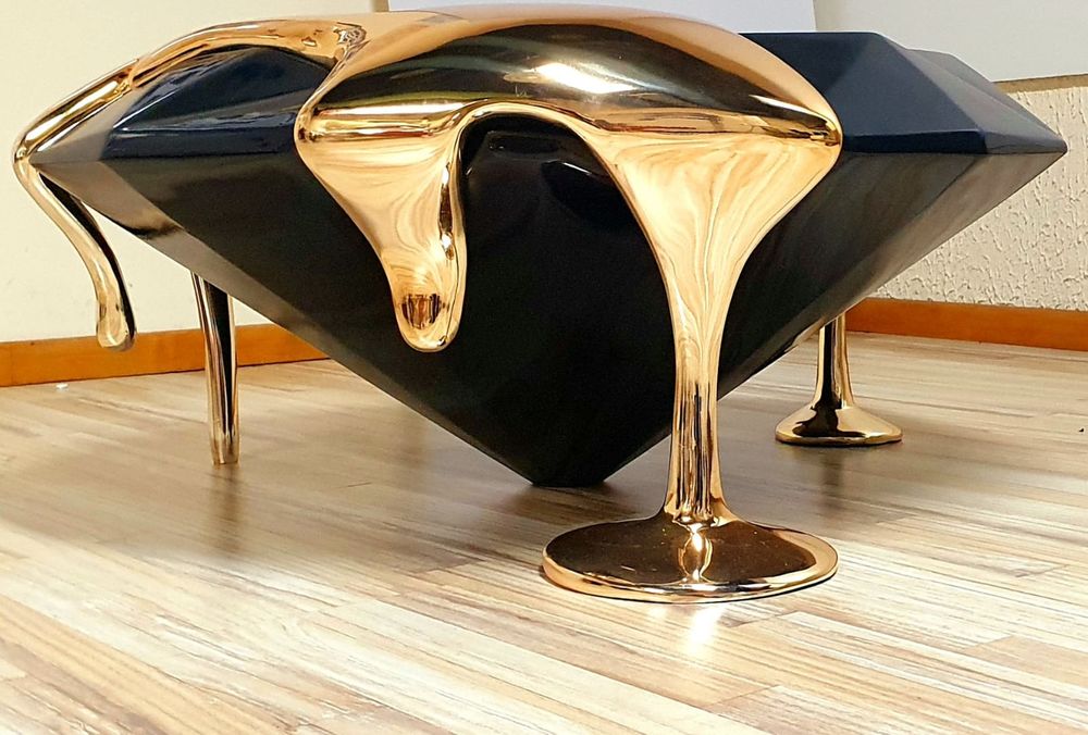 Table basse taill&eacute;e en diamant Meubles